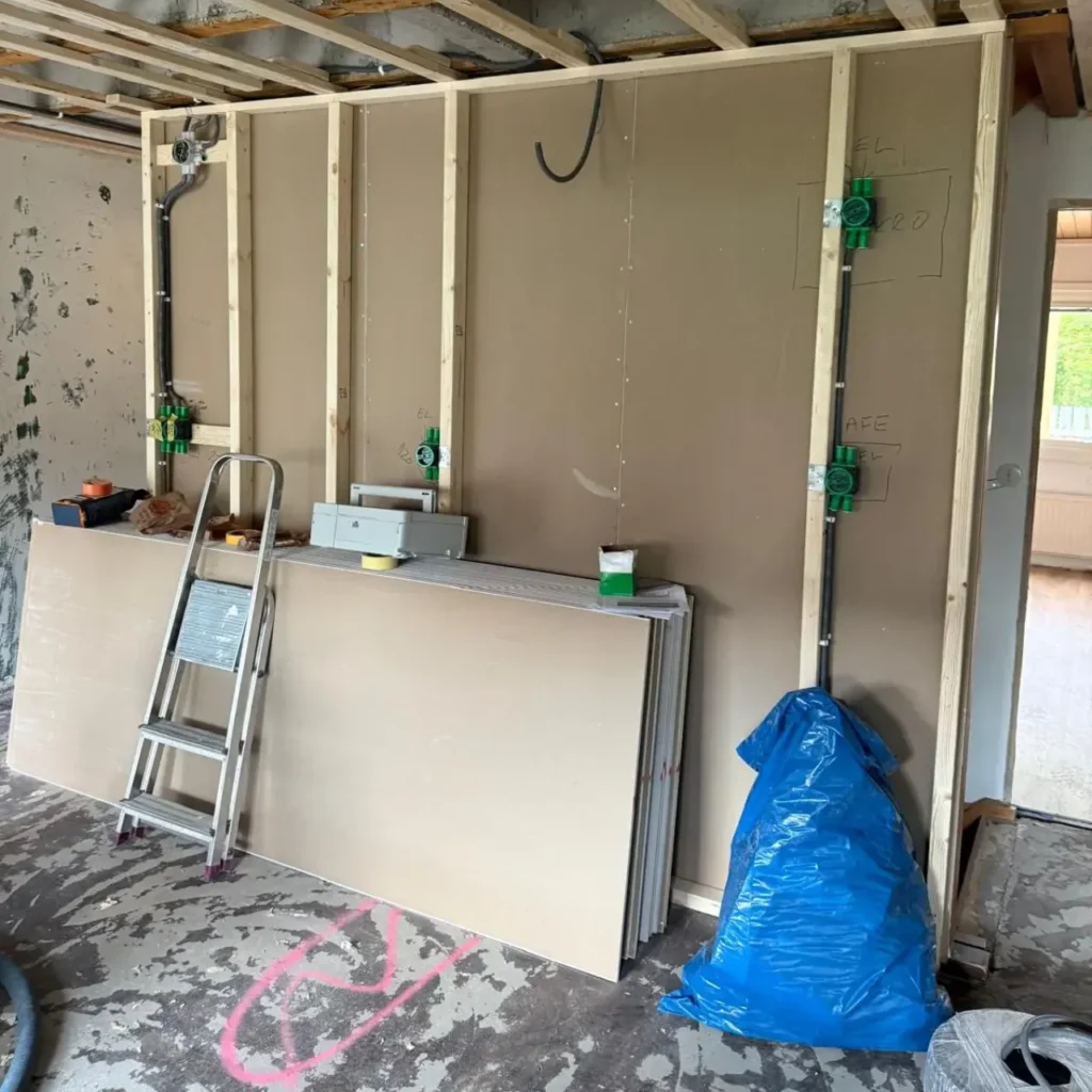 Snickeriarbeten Gårda, våra skickliga snickare i Gårda kombinerar traditionellt hantverk med moderna metoder för att skapa hållbara och estetiskt tilltalande resultat.